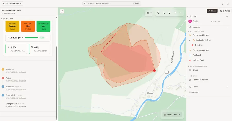 Incident detail view showing the left properties panel, the central map with drawn perimeters, and the right features panel
